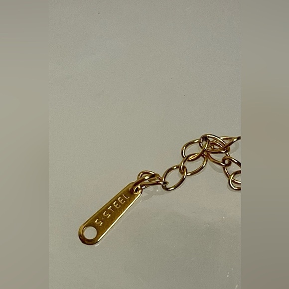 Dainty Gold stainless steel engraved Flower on‎ delicate Chain necklace - Picture 6 of 13